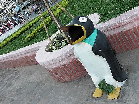 ゴミを食べるペンギン