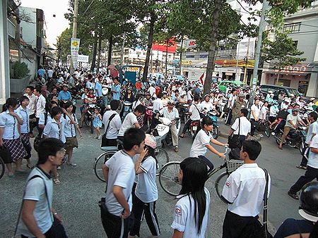 学校が終って帰る生徒たち