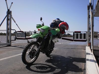 渡し舟の上で対岸に着くのを待つコワレルナ