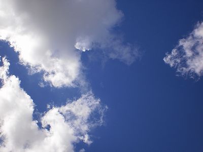 抜けるように青い空に浮かんでる雲
